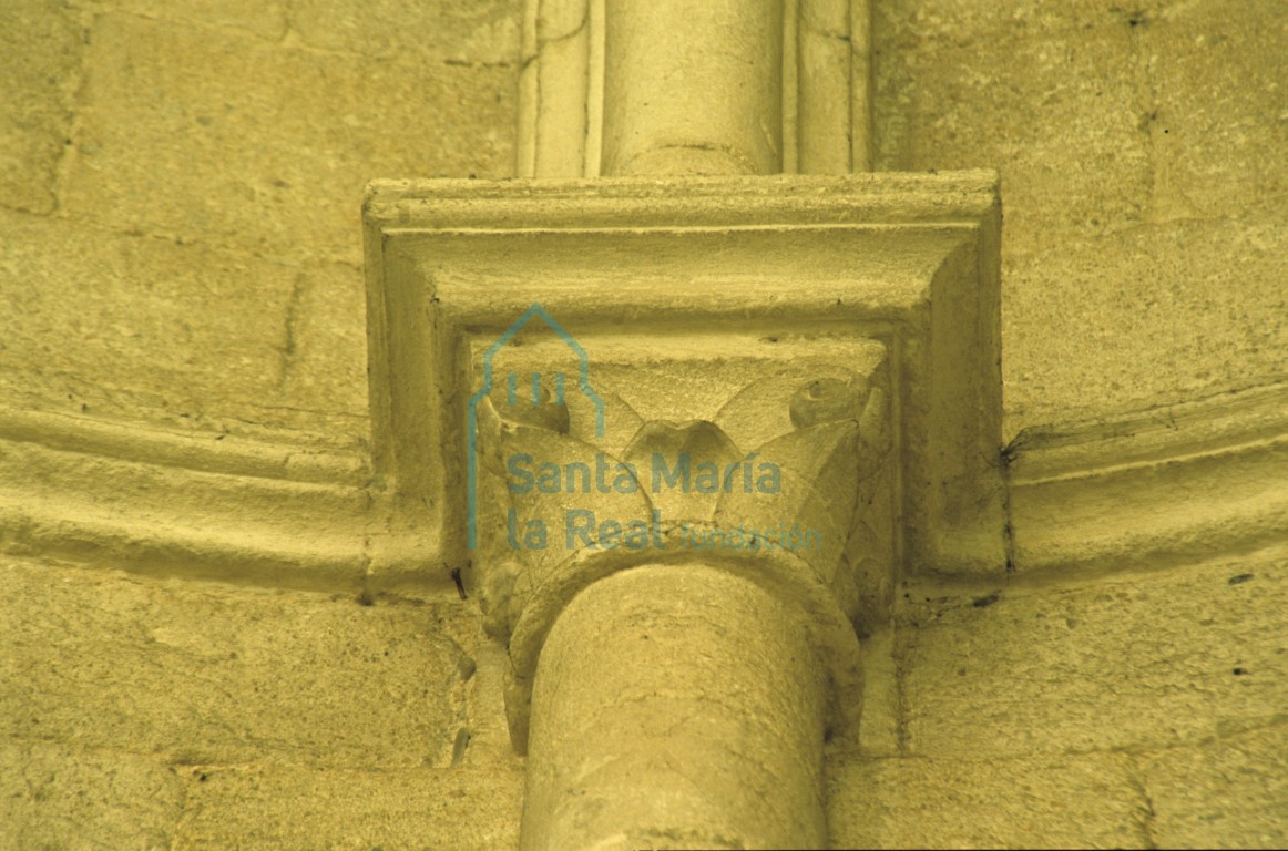 Capitel en la cabecera
