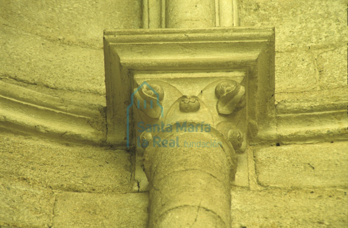 Capitel en el interior de la cabecera
