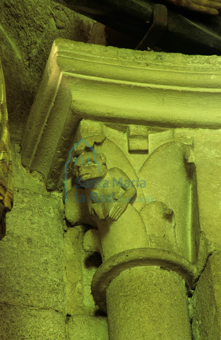Capitel de una ventana del ábside