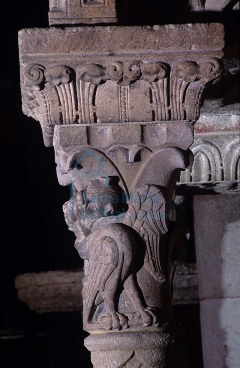 Detalle de un capitel del sepulcro