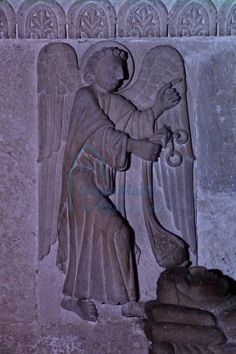 Decoración del sepulcro. Ángel turiferario