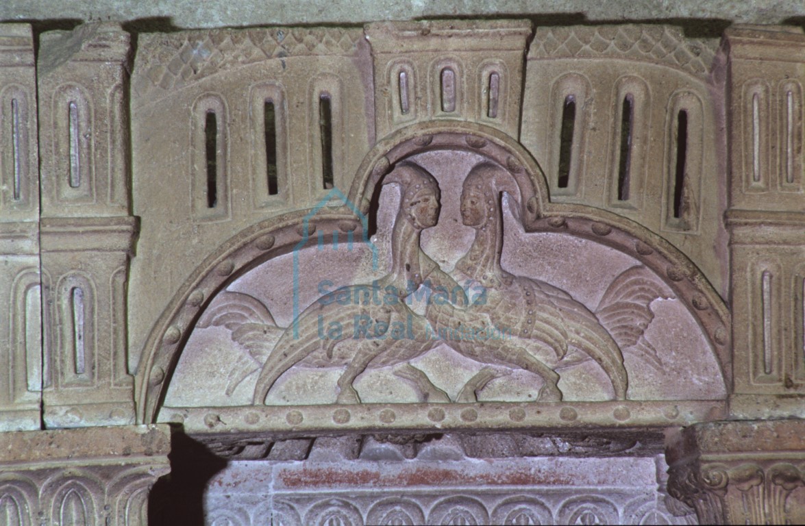 Decoración del sepulcro. Arpías con capirote