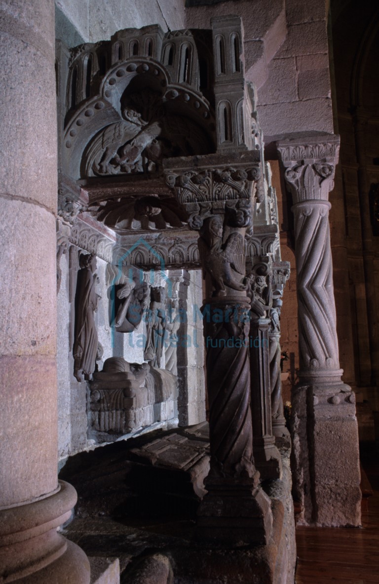 Vista lateral del sepulcro