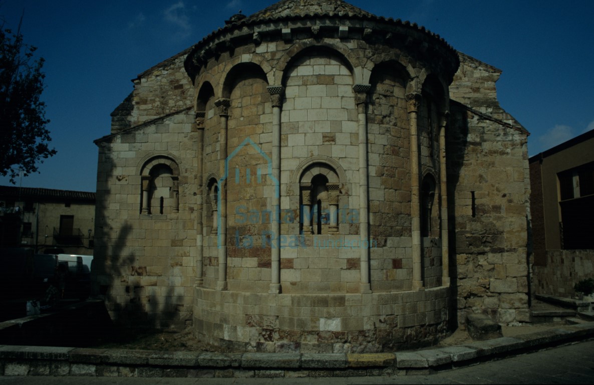 La iglesia vista desde el este