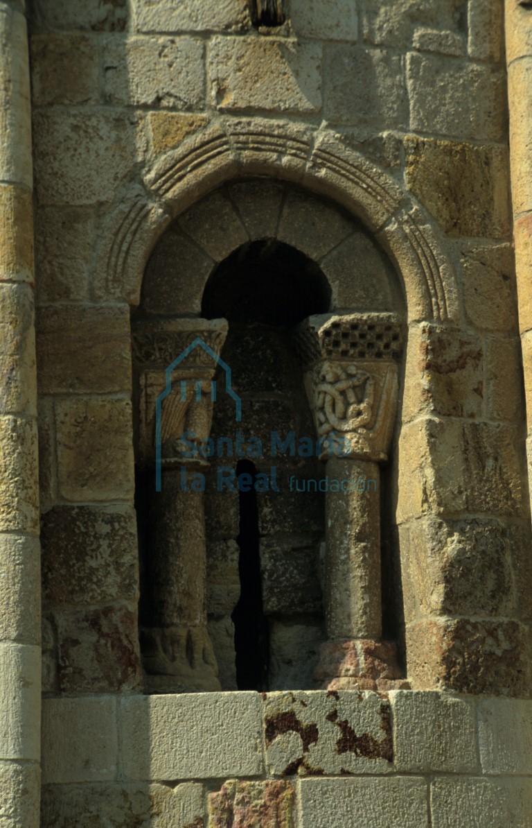 Ventana norte del ábside central