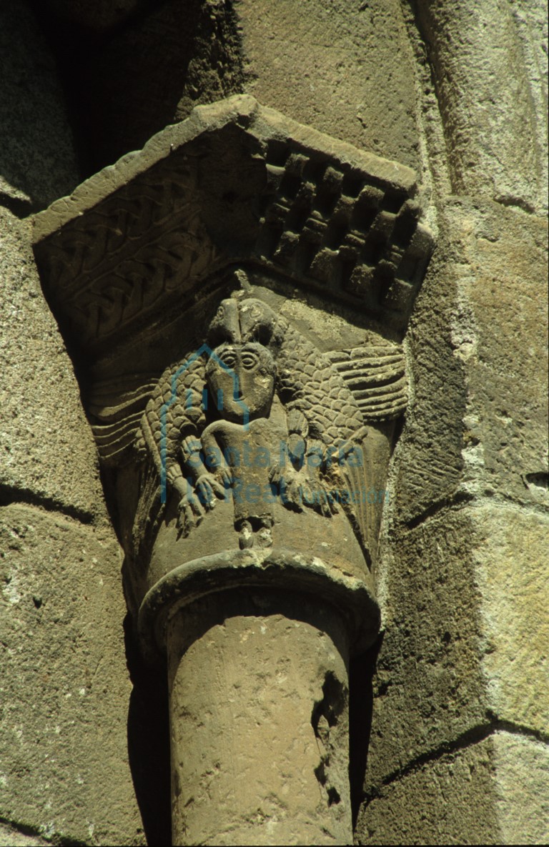 Capitel de una ventana del ábside central