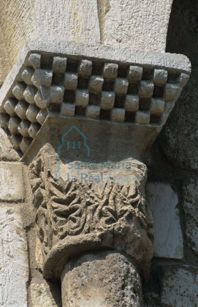Capitel del ábside central