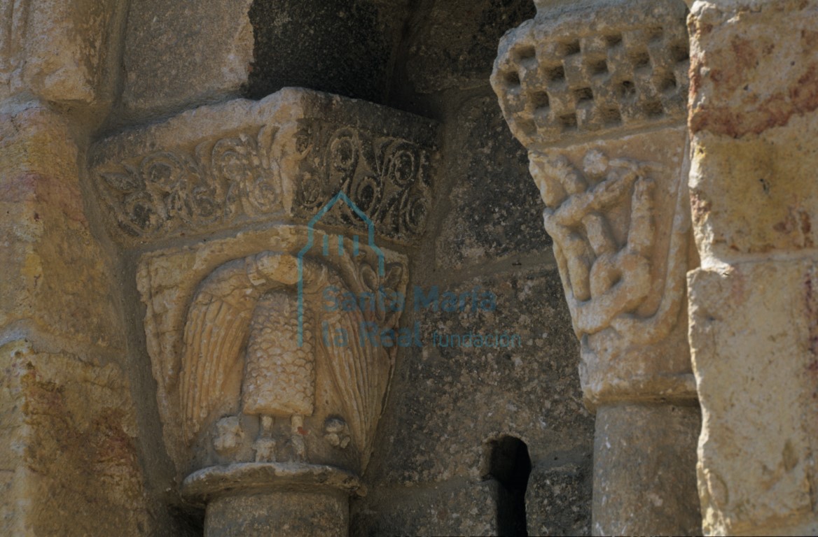 Detalle de los capiteles de la ventana norte del ábside central