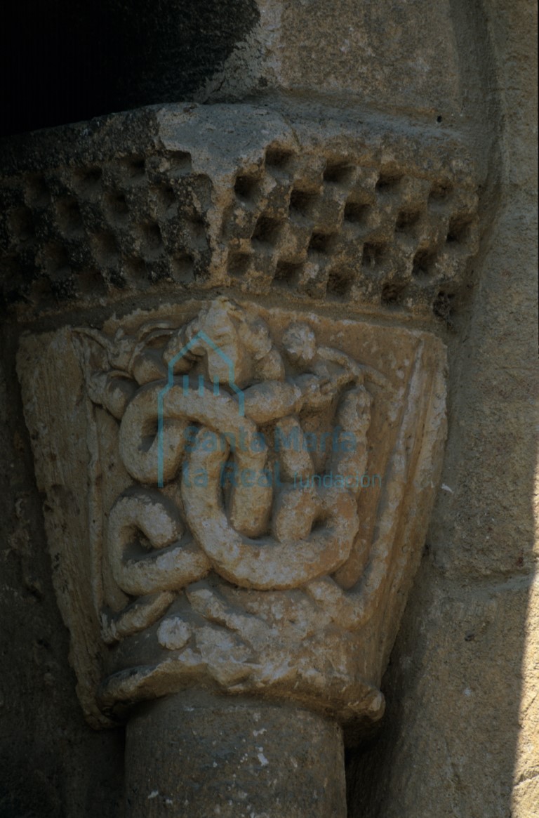 Detalle de uno de los capiteles de la ventana norte del ábside central Detalle de uno de los capiteles de la ventana norte del ábside central