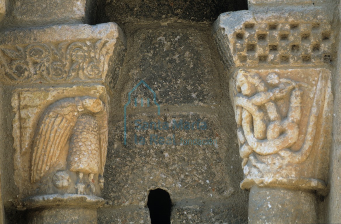 Detalle de los capiteles de la ventana norte del ábside central