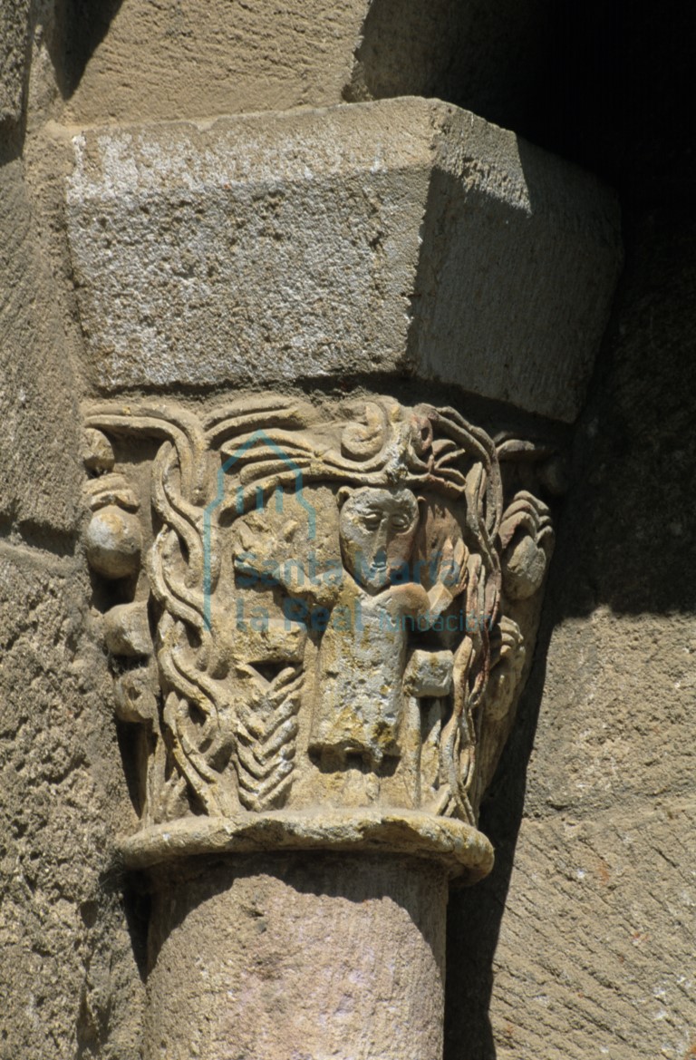 Capitel de la ventana sur del ábside central