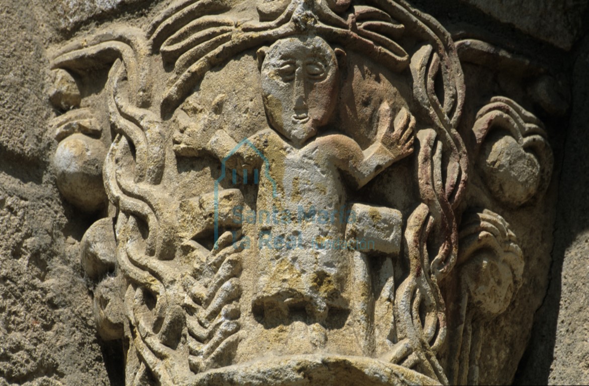 Detalle de un capitel de la ventana sur del ábside central