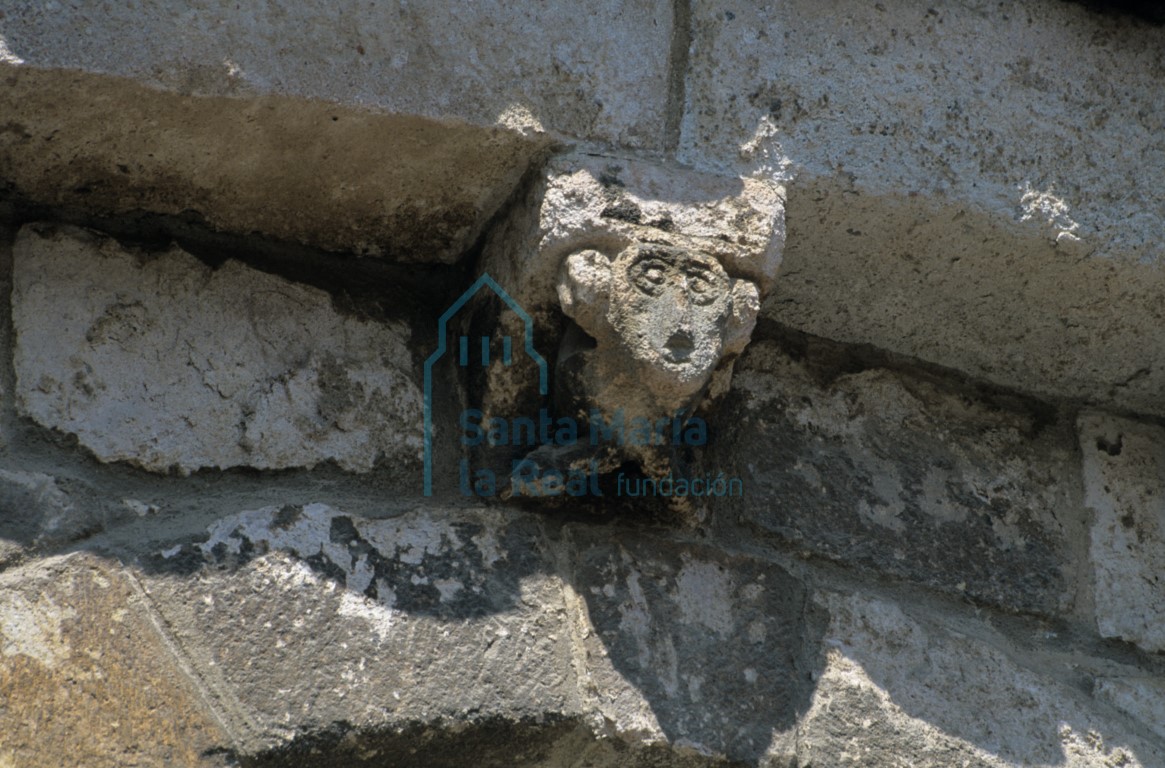 Detalle de un canecillo del ábside central