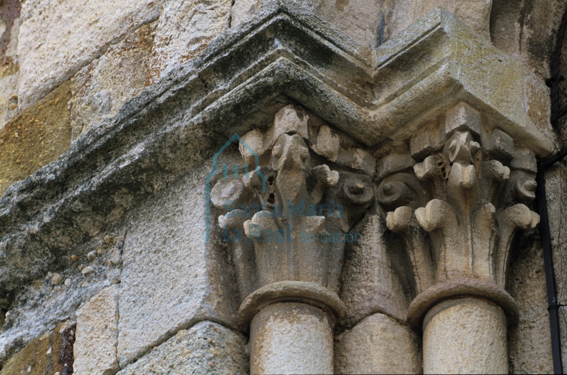 Capiteles del ventanal de la fachada oeste de la torre