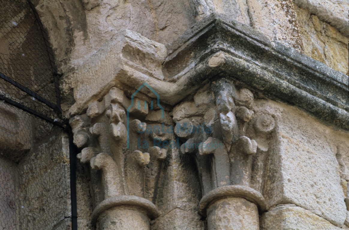 Capiteles del ventanal de la fachada oeste de la torre