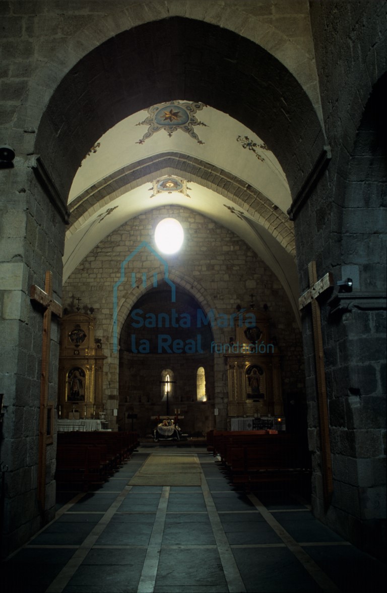 El interior del templovisto desde la base de la torre