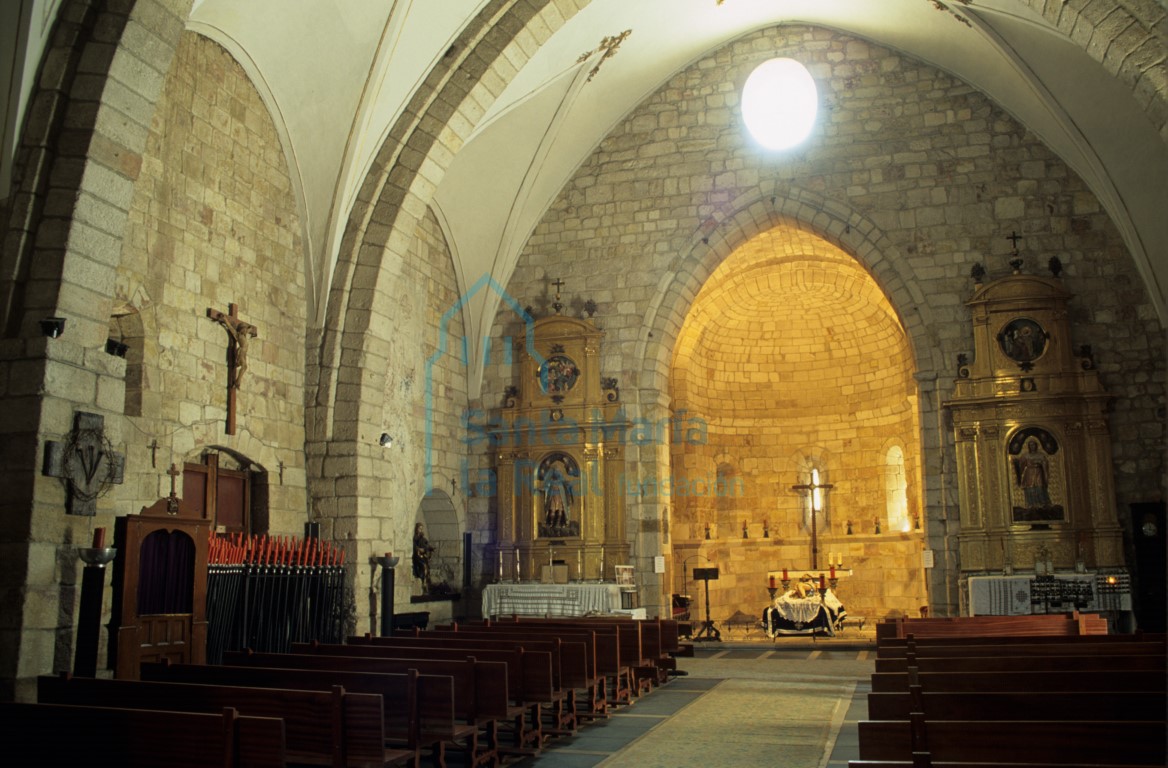 Interior del templo hacia la cabecera