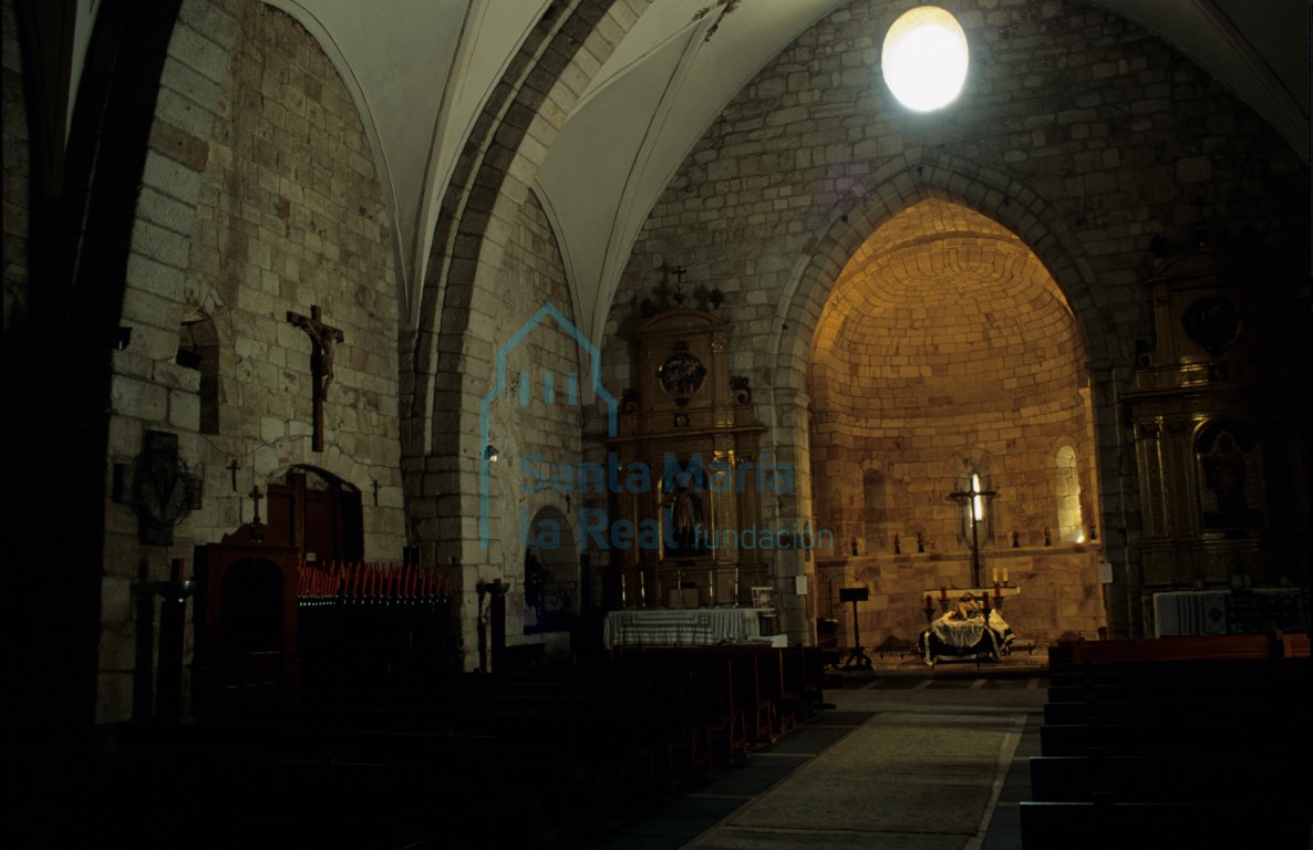 Interior del templo visto hacia la cabecera Interior del templo visto hacia la cabecera