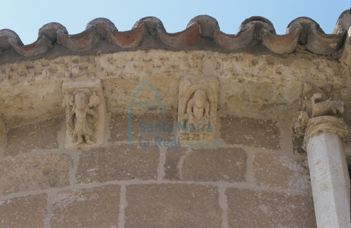 Canecillos en la cabecera