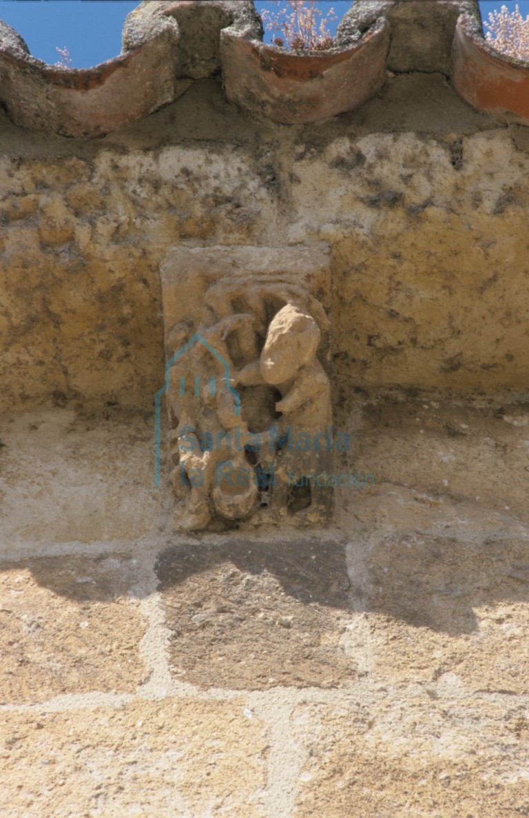 Canecillo de la cabecera. Campesino vendimiando con un calderillo (septiembre)