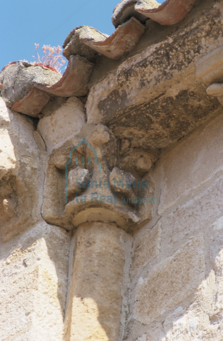 Capitel en la cabecera