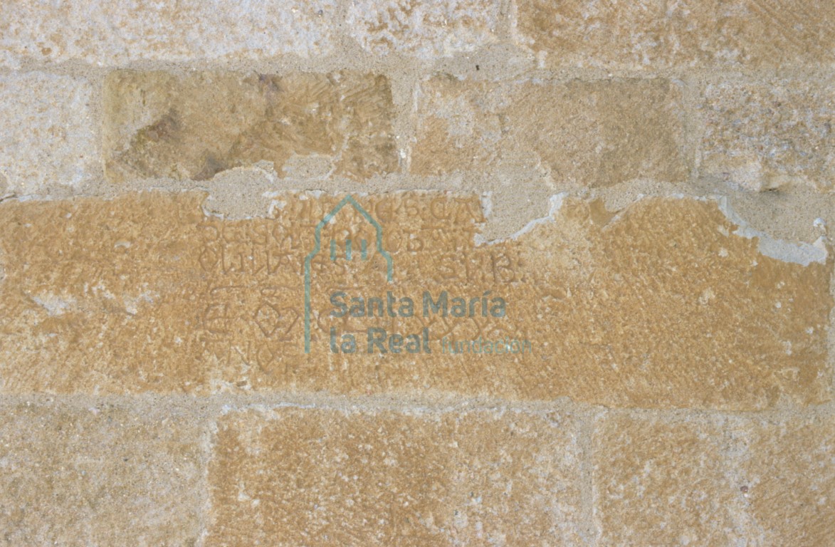 Inscripción del muro del presbiterio