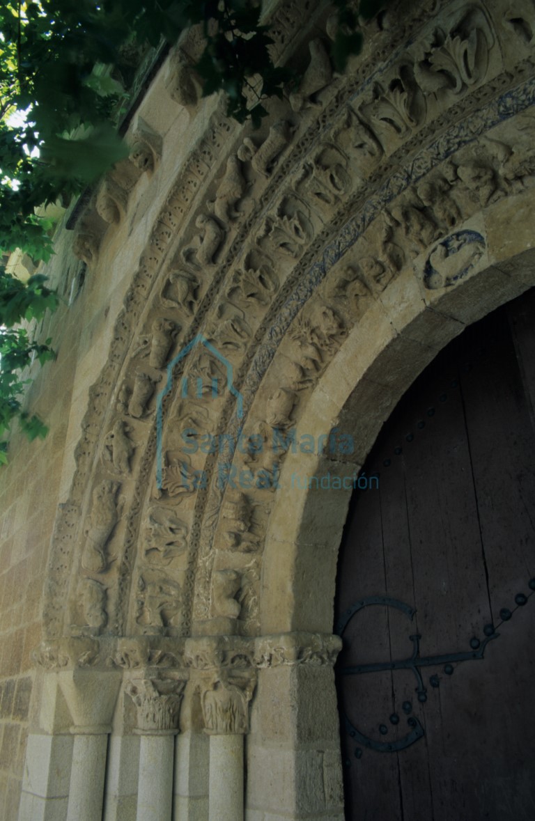 Detalle de las arquivoltas de la portada norte