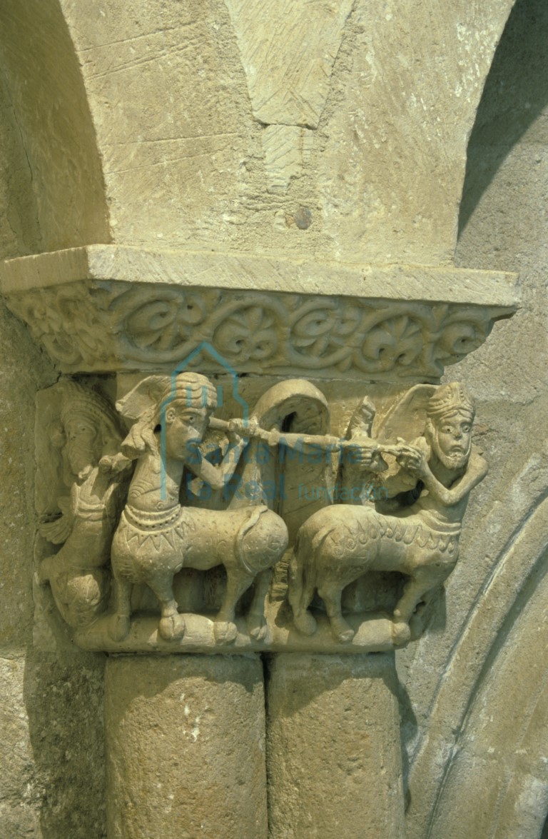 Capitel del presbiterio. Centauros