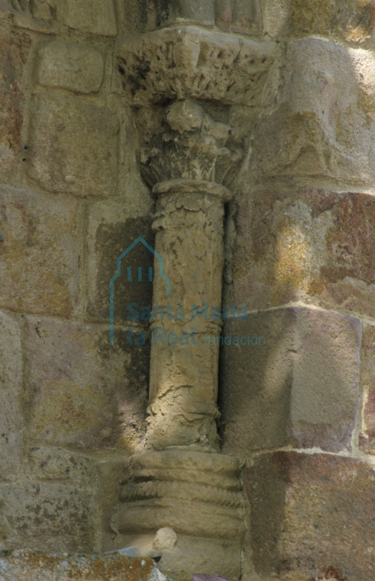 Capitel en el exterior
