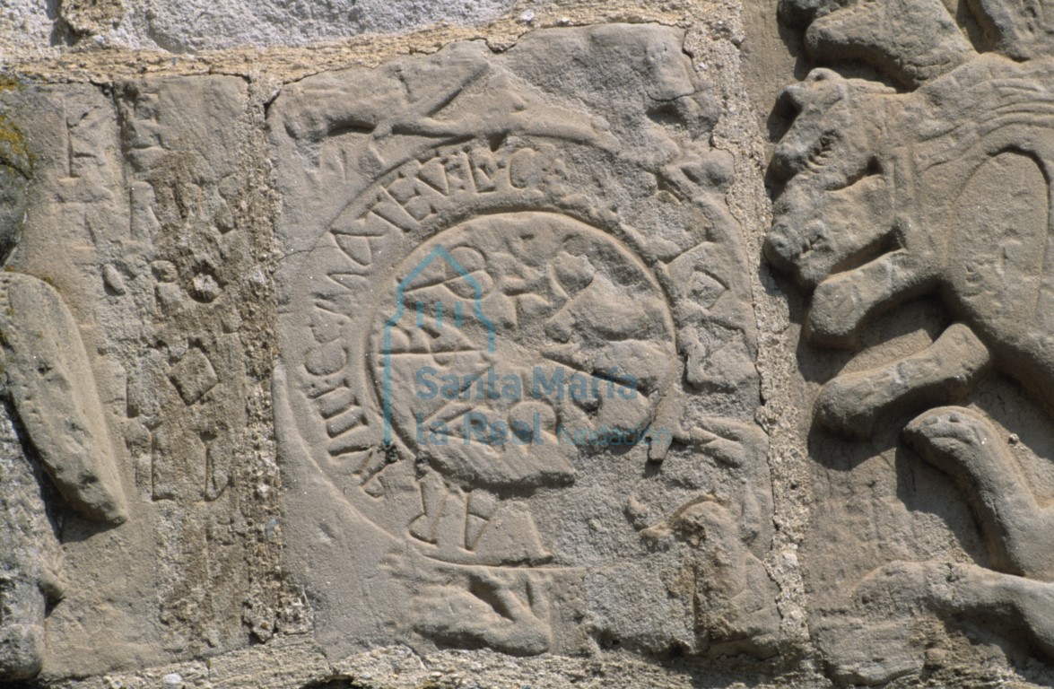 Detalle de un relieve en el muro sur
