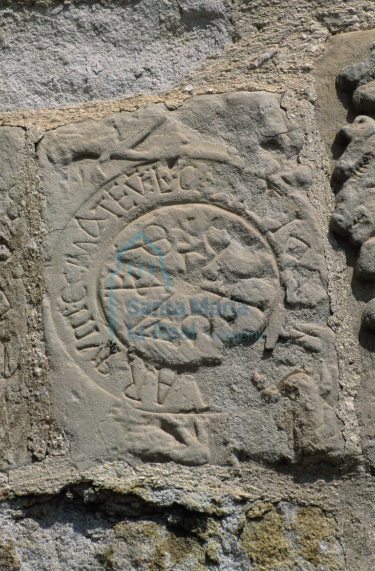 Detalle de un relieve en el muro sur