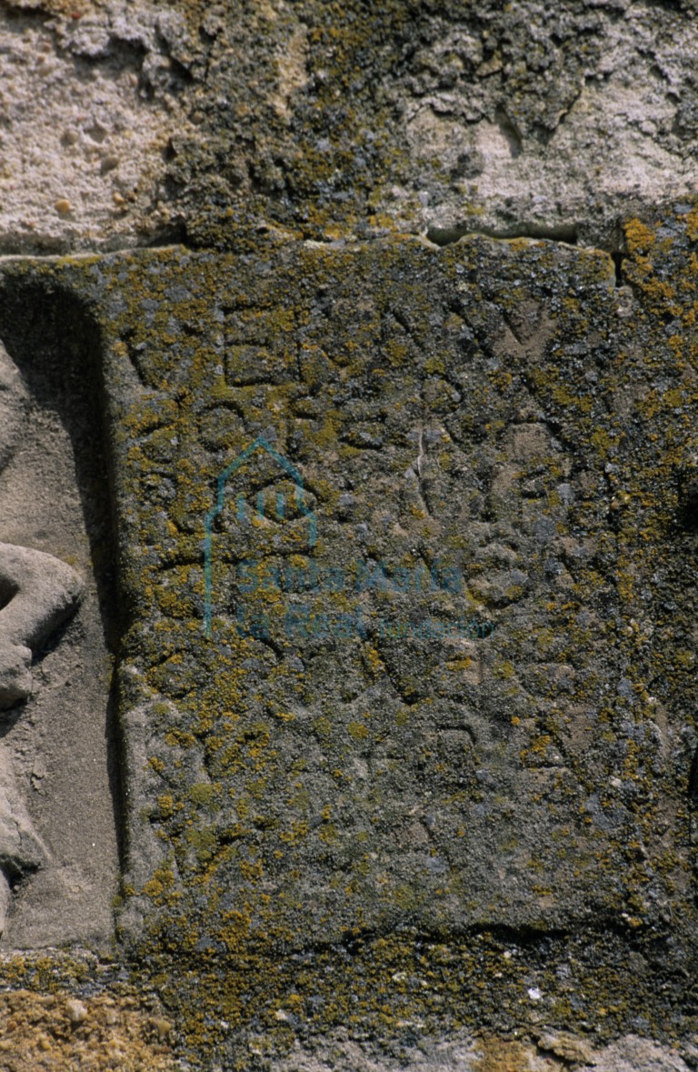 Detalle de un relieve en el muro sur