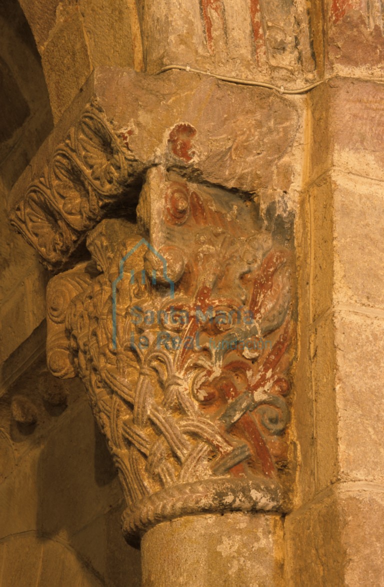 Capitel del ábside del evangelio. Decoración de entrelazo