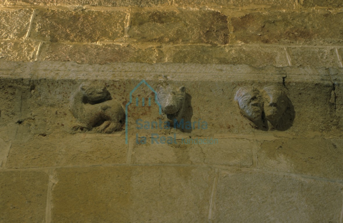 Relieves en el interior de la nave