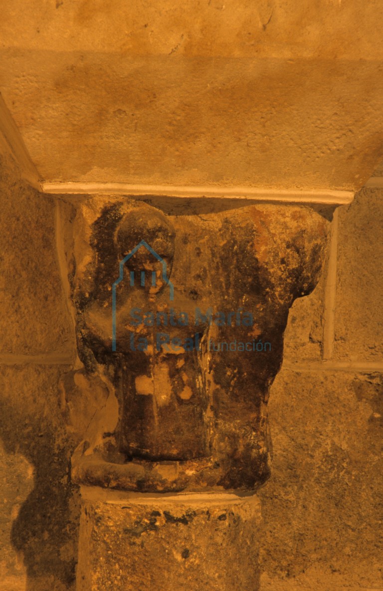 Capitel en el interior