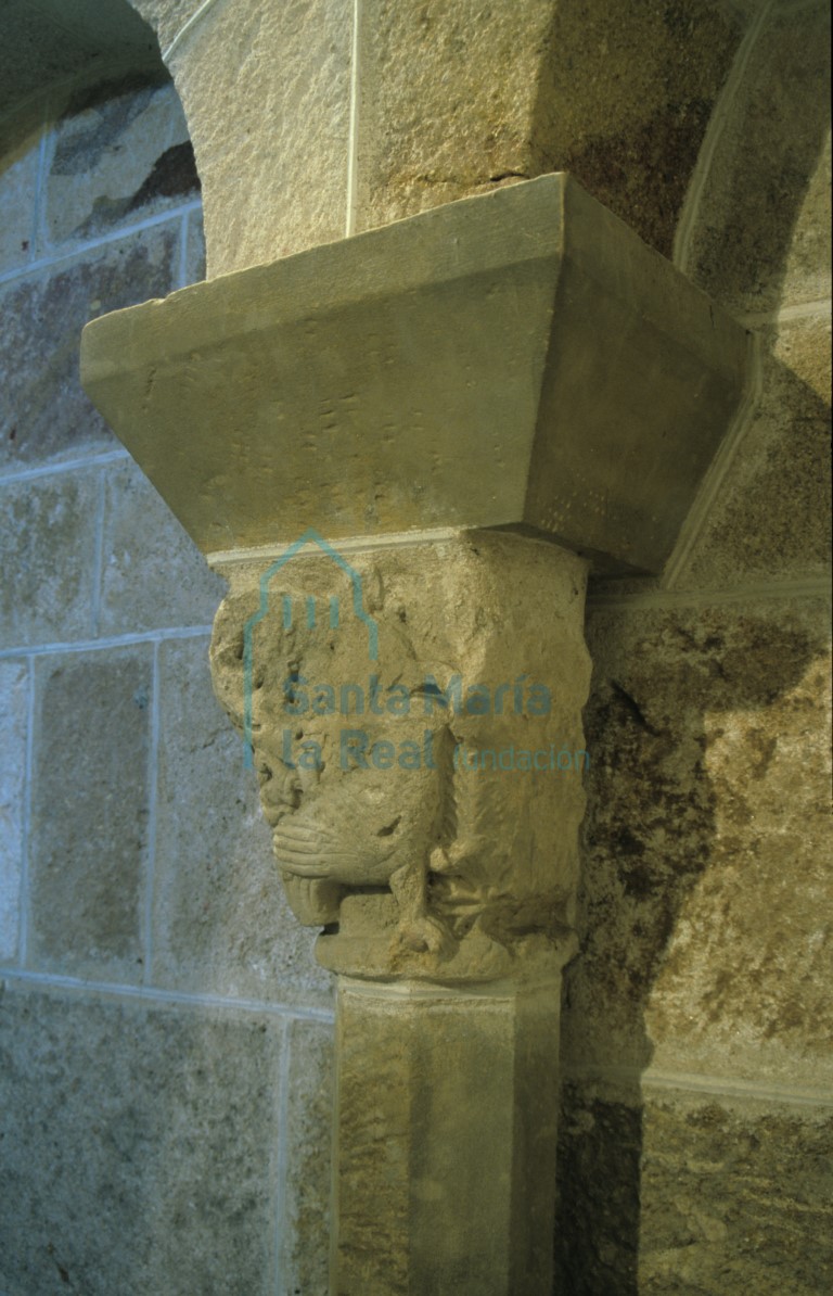 Capitel de la arquería