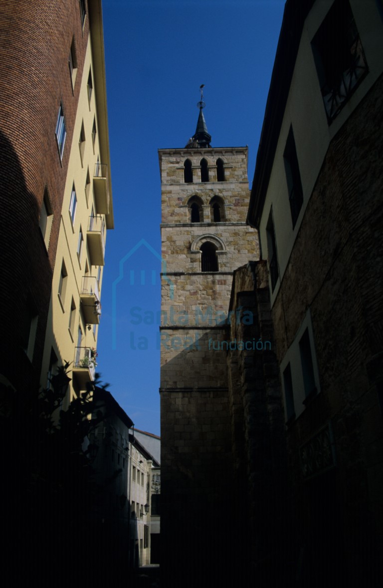 Vista de la torre en el lado oeste de la iglesia