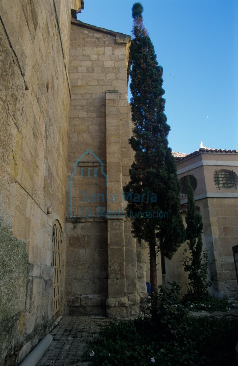 Fachada meridional de la iglesia