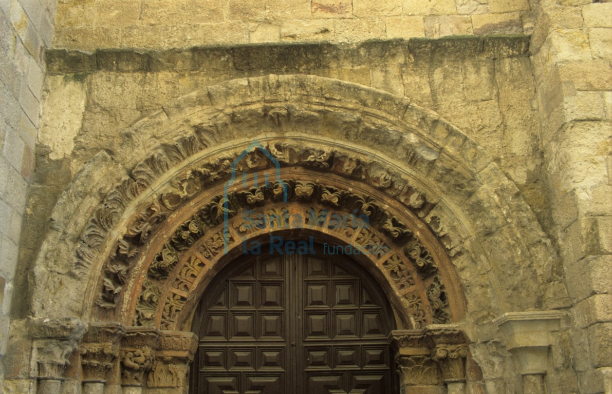 Detalle de las arquivoltas de la portada occidental