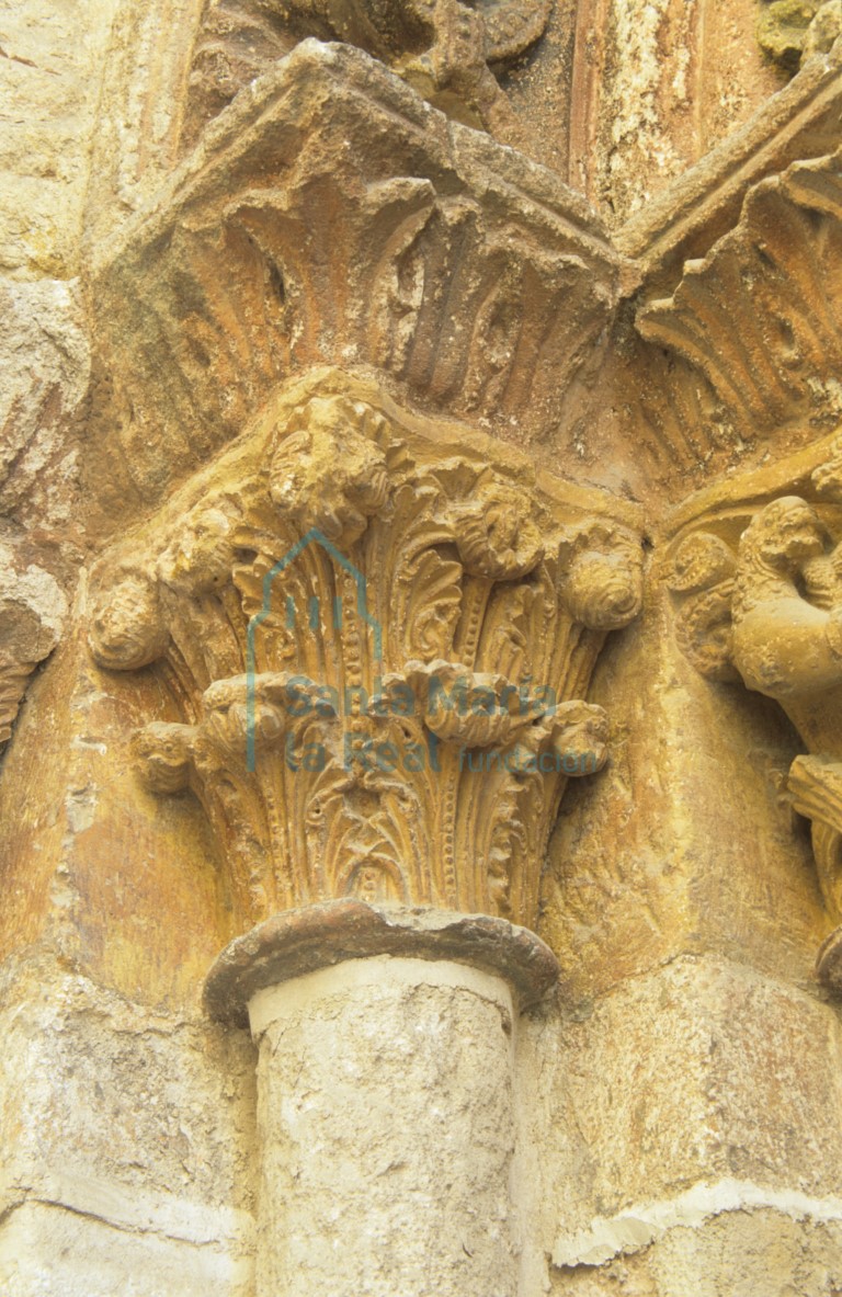 Detalle de un capitel de la portada occidental