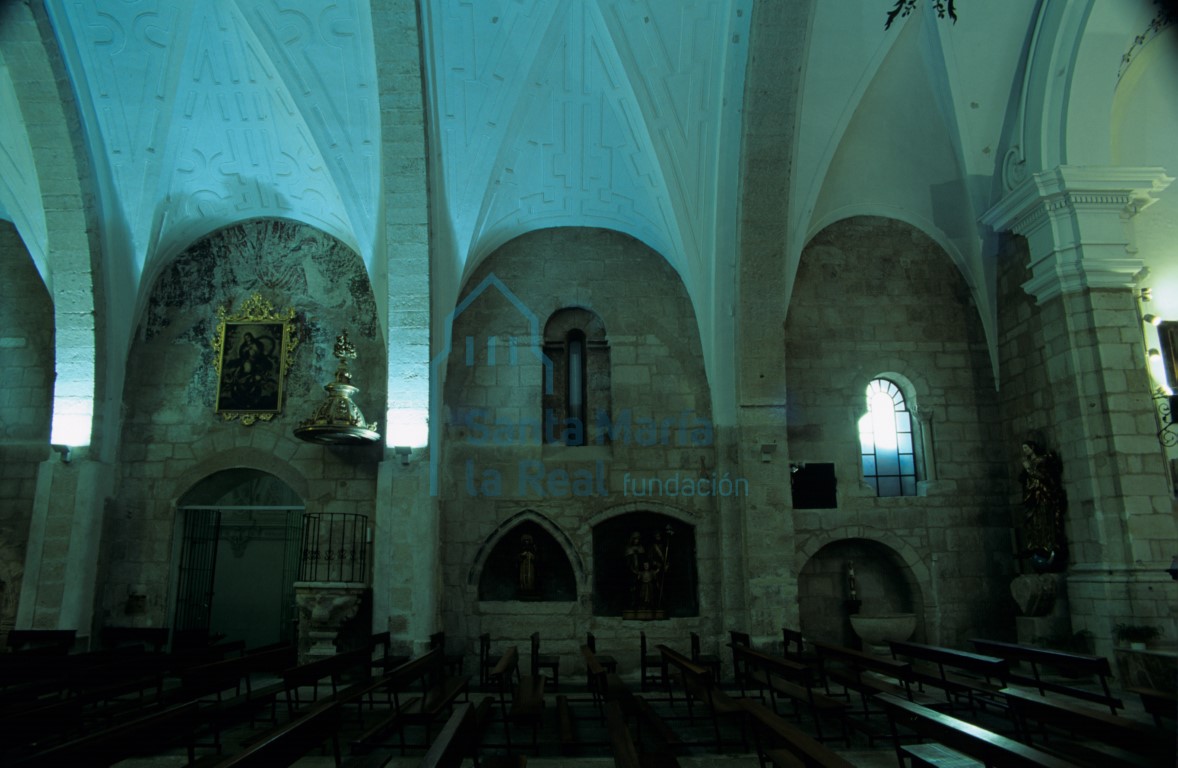 Interior del muro norte de la iglesia