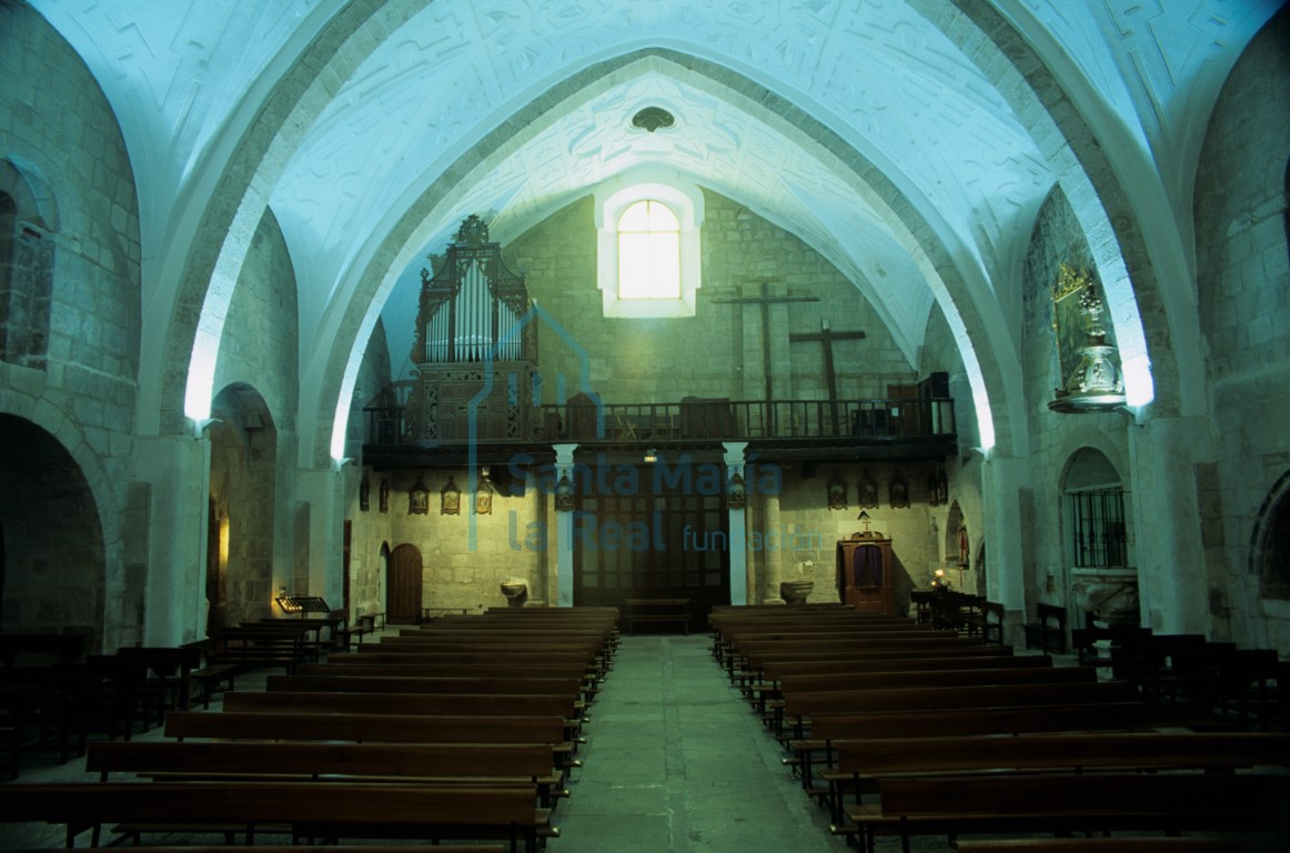 Interior de la iglesia hacia los pies