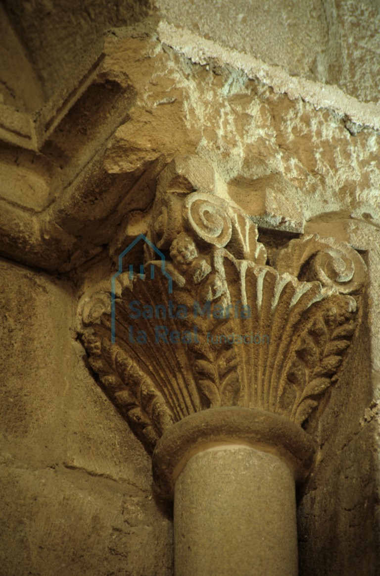 Capitel de la ventana lateral del primitivo ábside de la epístola