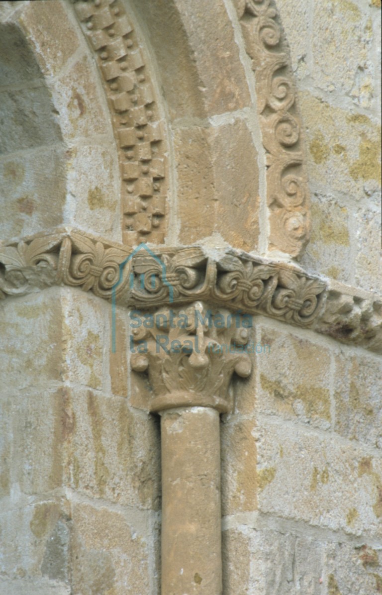 Capitel de la ventana del ábide mayor