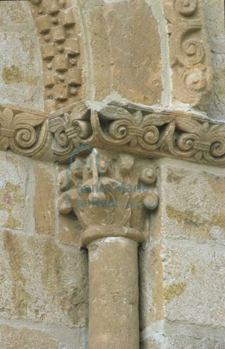 Capitel de la ventana del ábside mayor