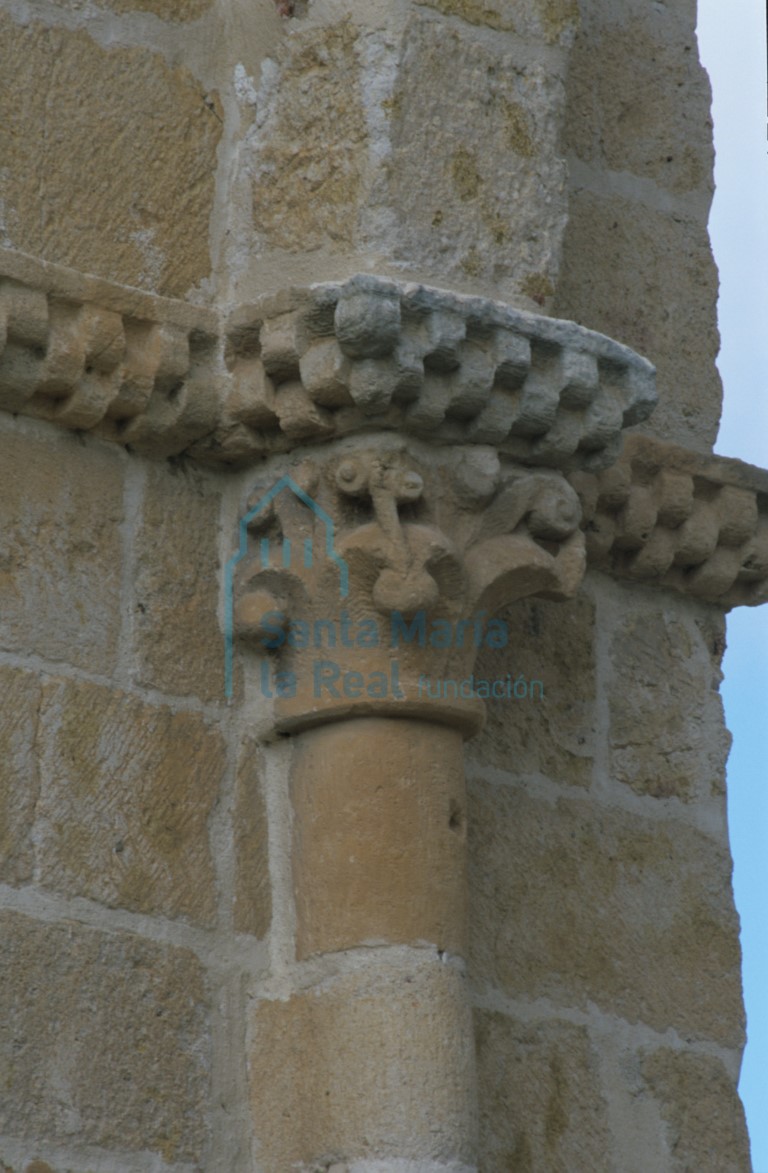 Capitel del exterior de la cabecera
