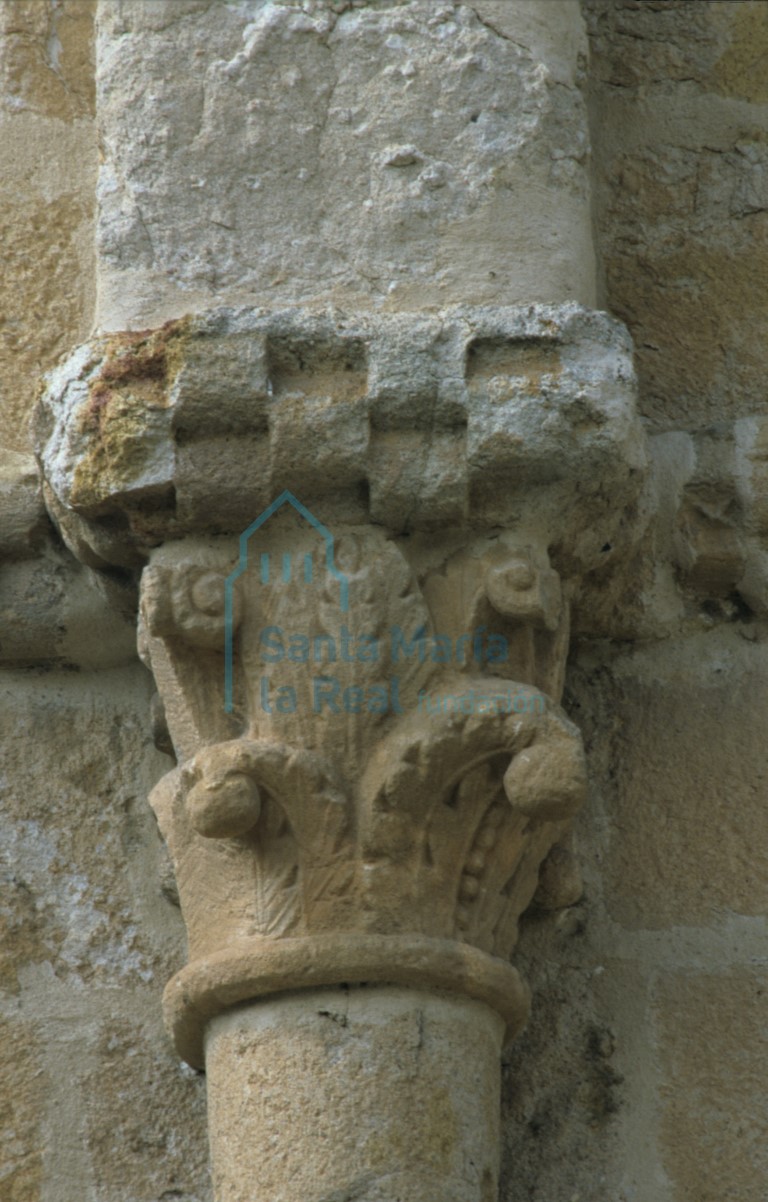 Capitel del exterior de la cabecera