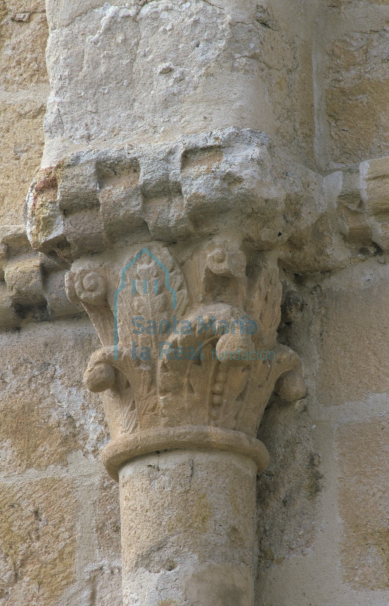 Capitel del exterior de la cabecera