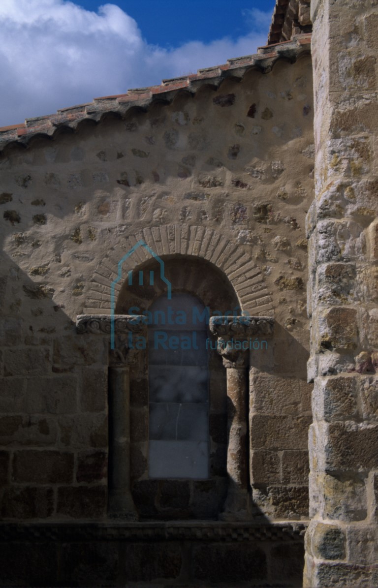 Ventana de la capilla de la epístola