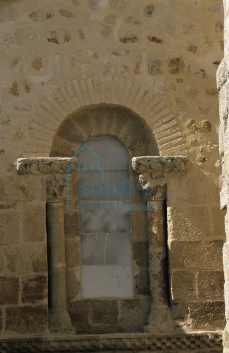 Ventana de la capilla de la epístola